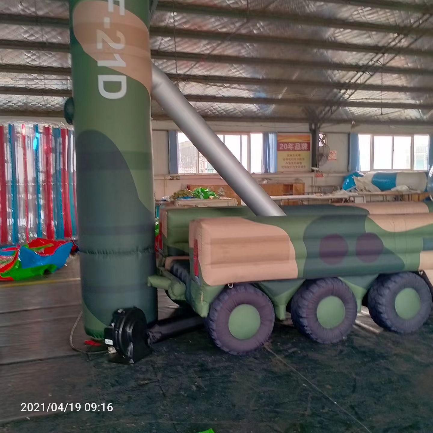 长洲军事演习中的充气目标车辆：模拟发射车雷达车坦克飞机